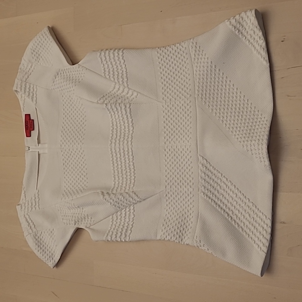 EUC HUGO Hugo Boss White Textured Cap Sleeved Zip Back Blouse